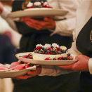 Desserten kommer på bordet: Bursdagskake og pinne-is. Foto: Stian Lysberg Solum / NTB